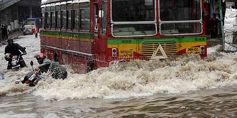 தண்ணீரில் தத்தளிக்கும் மும்பை: சாலை, ரயில் போக்குவரத்து ஸ்தம்பித்தது