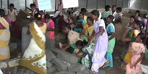 காவல்துறையினர் மிரட்டியதால் ஆவேசம் - மதுக்கடையை அடித்து நொறுக்கிய பெண்கள்