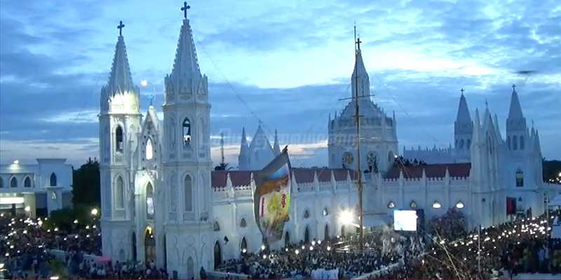 கொடியேற்றத்துடன் தொடங்கியது வேளாங்கண்ணி திருவிழா - லட்சக்கணக்கானோர் வழிபாடு