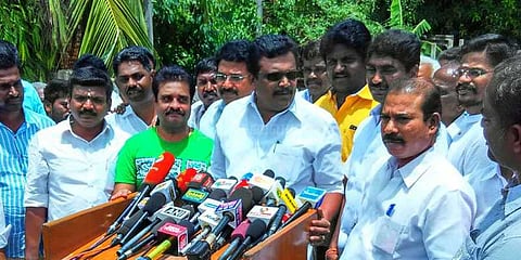 சபாநாயகர் நோட்டீஸ்: விளக்கம் கேட்க கோட்டைக்கு செல்லும் டிடிவி ஆதரவு எம்எல்ஏக்கள்