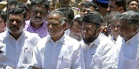 அதிமுகவில் நீடிக்கும் சிக்கல்: பின்வாங்குகிறாரா ஆளுநர்?