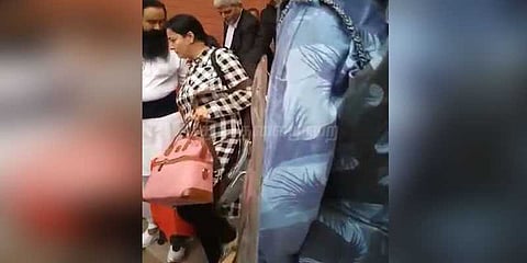 வன்முறையை தூண்ட சிவப்பு பை சிக்னல்: குர்மீத் மீது புகார்!