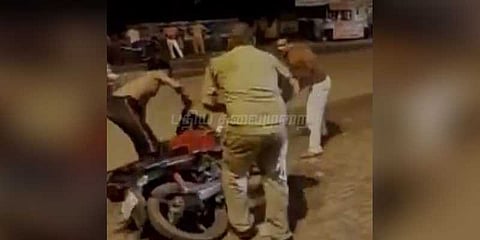 குடித்துவிட்டு வந்தவர்களை தடுத்த போலீசுக்கு தடியடி