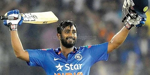 நடுரோட்டில் முதியவரைத் தாக்கிய இந்திய கிரிக்கெட் வீரர்