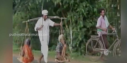 பெற்றோர்களை 40 கி.மீ தோலில் சுமந்த பழங்குடி மகன்