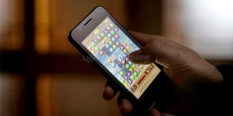 குறைதீர் கூட்டத்தில் வீடியோ கேம் விளையாடிய அதிகாரிகள் - விவசாயிகள் அதிருப்தி