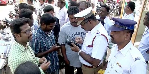 லஞ்சத்தை ஊக்குவிக்க ஓட்டுநர் உரிம சட்டமா?