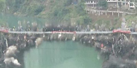 நொடிப்பொழுதில் தகர்க்கப்பட்ட 41 ஆண்டு கால ஆற்றுப்பாலம்