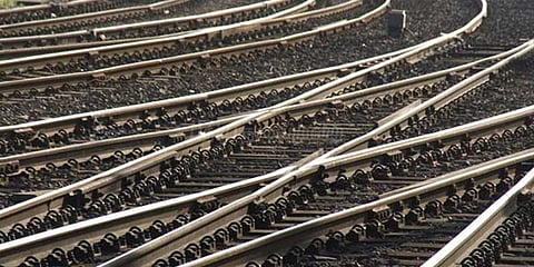 பாதை மாறிய ரயிலால் பதறிய பயணிகள்: ஸ்டேஷன் மாஸ்டர் பணியிடை நீக்கம்