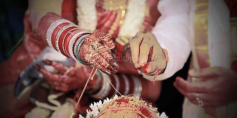 ஒரு மணமகனுக்கு 2 மணமகள்: பரபரப்பான அழைப்பிதழ்