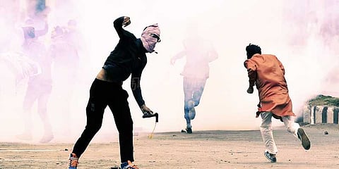 காஷ்மீரில் இளைஞர்கள்- பாதுகாப்புப் படை மோதல்