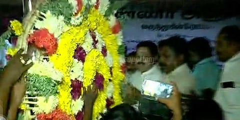 அஞ்சலி செலுத்த வந்த தினகரனுக்கு பொதுமக்கள் எதிர்ப்பு