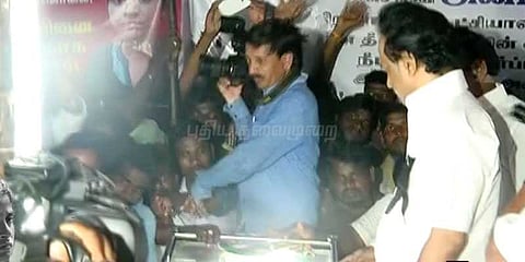 அனிதா உடலுக்கு ஸ்டாலின் அஞ்சலி: திமுக சார்பில் ரூ.10 லட்சம் நிதி வழங்கினார்