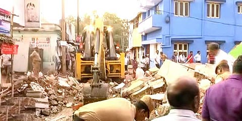 3 மாடி கட்டடம் இடிந்து விபத்து: தந்தை மகன் பலி