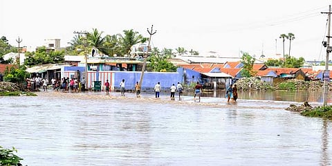 வெள்ளப்பெருக்கால் மூழ்கிய நொய்யல் ஆற்றின் தரைப்பாலம்