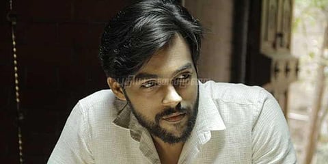 பிக்பாஸ் வீட்டை விட்டு வெளியேறும் ஆரவ்