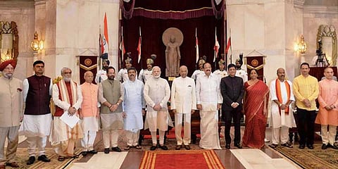 பாதுகாப்பு துறை அமைச்சரானார் நிர்மலா சீதாராமன்: 9 புதிய அமைச்சர்கள் பதவியேற்பு