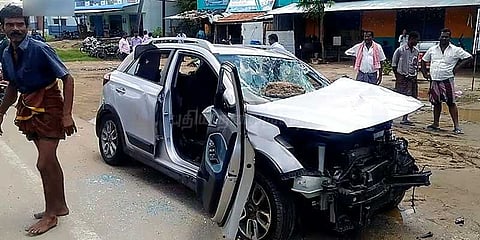 அதிவேகத்தில் முந்திச்சென்ற கார்கள்: அரை கி.மீ. தூக்கி வீசப்பட்ட 4 பேர்