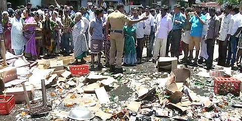 மீண்டும் திறந்த டாஸ்மாக் கடையை சூறையாடிய பொதுமக்கள்