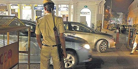 போலீஸ் என்று கூறி கைதி வீட்டில் பணம் பறிக்க முயன்றவர் கைது