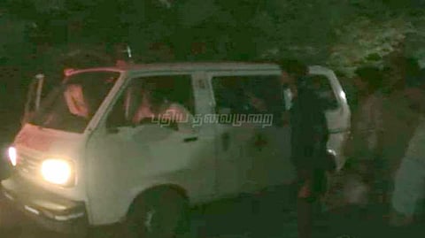 காலதாமதமாக வந்த ஆம்புலன்ஸ் - அடித்து நொறுக்கிய கிராம மக்கள்