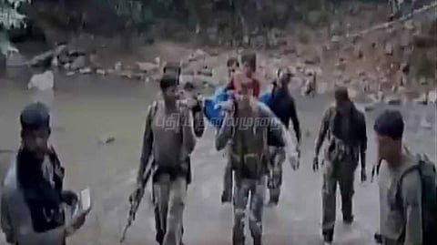 சிகிச்சைக்காக இளம் பெண்ணை 7 கி.மீ.தோளில் சுமந்து சென்ற சி.ஆர்.பி.எஃப் வீரர்கள்