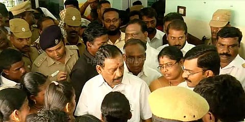 லிஃப்ட்டில் சிக்கிய அமைச்சர் - கதவை உடைத்து மீட்கப்பட்டார்