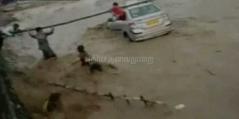 வெள்ளத்தில் அடித்துச் செல்லப்பட்ட காரில் சிக்கிய இருவர் மீட்பு