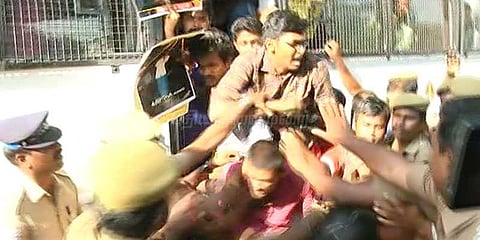 அனிதா மரணத்திற்கு நீதி கேட்டு போராடிய மாணவர்கள்: ஸ்தம்பித்தது கோவை!