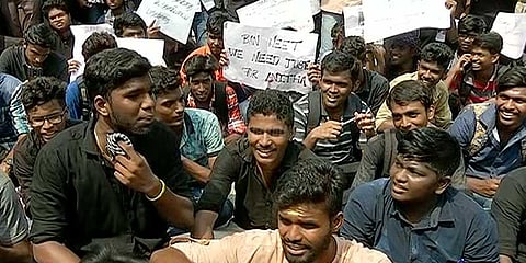 அனிதா மரணத்துக்கு நீதி கேட்டு மாணவர்கள் முழக்கம்