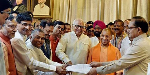 உ.பி. மேலவைத் தேர்தல் : வேட்புமனு தாக்கல் செய்தார் யோகி