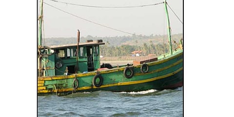 மீனவர்கள் மீது தாக்குதல்: இலங்கை கடற்படை அட்டூழியம்