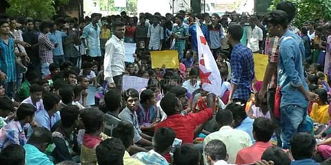 நீட் எதிர்ப்பு: வலுக்கிறது தமிழகம் முழுவதும் மாணவர் போராட்டம்