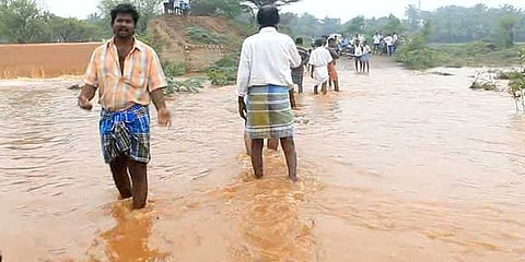 நொய்யல் ஆற்றில் வெள்ளப்பெருக்கு..... வீடுகளுக்குள் மழைநீரும், கழிவுநீரும் புகுந்தது
