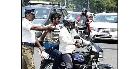 யார் யாரிடம் அசல் உரிமம் சரிபார்க்கப்படும்: காவல்துறை விளக்கம்