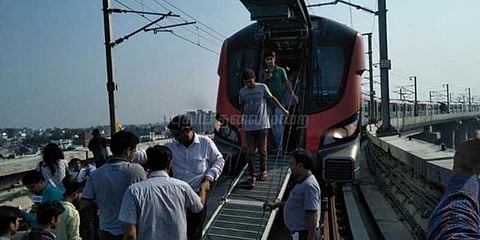 லக்னோ மெட்ரோ ரயில் சேவை; முதல் நாளன்றே கோளாறு