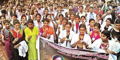 3-வது நாளாக தொடரும் மாணவர் போராட்டம்: கல்லூரிக்கு விடுமுறை அறிவிப்பு