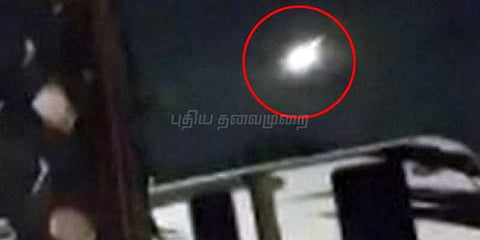 தீப்பிழம்புகளுடன் பூமியில் விழுந்த விண்கல்