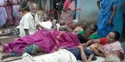 சுவர் இடிந்து விழுந்து 3 பேர் உயிரிழப்பு: உயிர் தப்பிய குழந்தைக்கு தீவிர சிகிச்சை