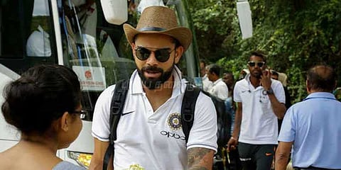 தெருவில் சிறுவர்களுடன் கிரிக்கெட் விளையாடிய கோலி