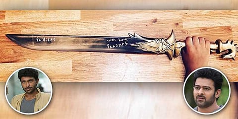 விக்ரம் பிரபு மகனுக்கு பிரபாஸ் அனுப்பிய பாகுபலி வாள்!