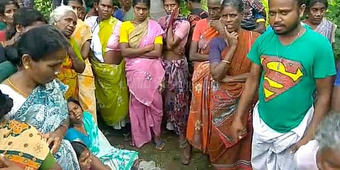 மின்வேலியில் சிக்கி இருவர் உயிரிழப்பு: மின்சாரத்தை திருடியவர் தலைமறைவு