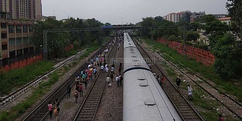 டெல்லி ராஜ்தானி விரைவு ரயில் தடம் புரண்டு விபத்து