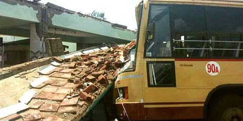 பேருந்து நிலைய மேற்கூரை இடிந்து 5 பேர் பலி
