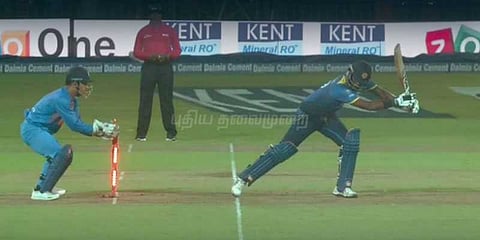 தோனியின் மின்னல் ஸ்டம்பிங் - மிரண்டு போன இலங்கை வீரர்