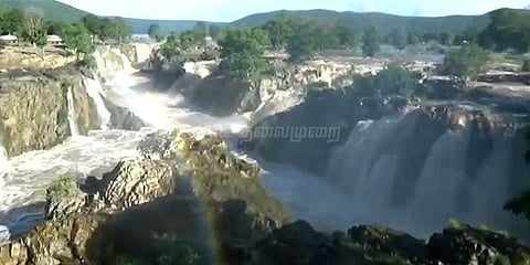 ஓகேனக்கலில் பெருக்கெடுத்து ஓடும் தண்ணீர்: 7-வது நாளாக பரிசல் இயக்கத் தடை