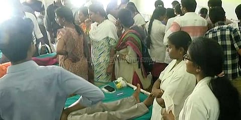 ரத்ததானம் செய்து 9-வது நாளாக போராட்டத்தை தொடரும் மருத்துவ மாணவர்கள்