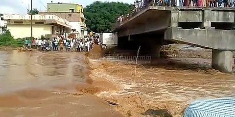 ஒகேனக்கலில் கரைபுரண்டு ஓடும் வெள்ளம்: 8வது நாளாக பரிசலுக்கு தடை