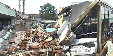 மேற்கூரை இடிந்து விழுந்த விபத்து: அமைச்சரை முற்றுகையிட முயன்ற உறவினர்கள்