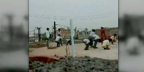 பள்ளி மாணவர்களுக்கு தண்டனை என்ற பெயரில் கொடுமை